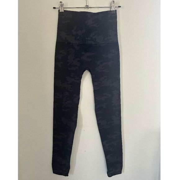 NEW Spanx Look at Me Now EcoCare Seamless Leggings in Black Camo - Picture 2 of 5